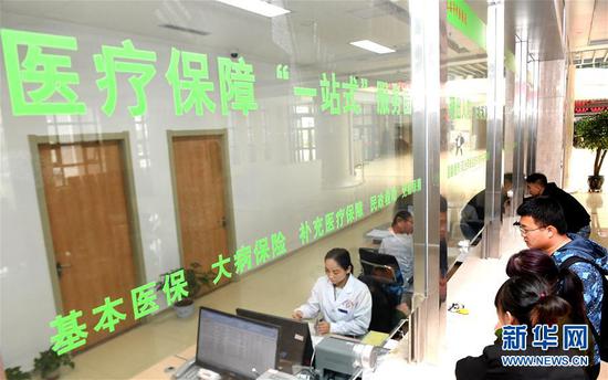 群众在陕西省延安市中医医院医保结算处进行结算(5月6日摄)。 新华社记者 刘潇 摄