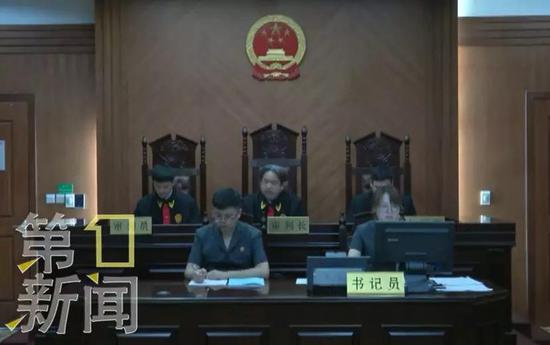 第一新聞記者楊晗今天上午也旁聽了庭審