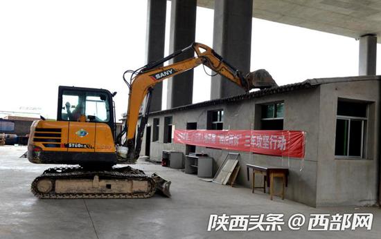 機場高速高架橋下拆除違建5000余平米。