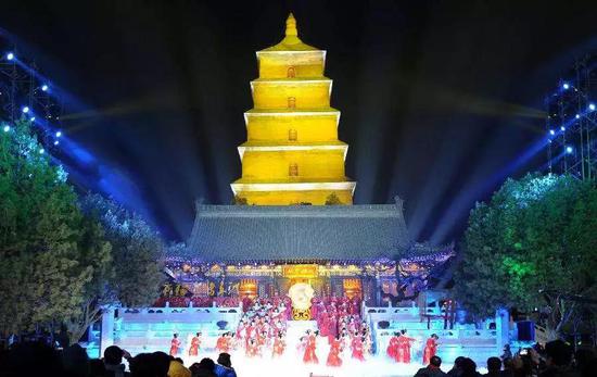每年春节来临，大雁塔都会举办雁塔鸣钟祈福活动。