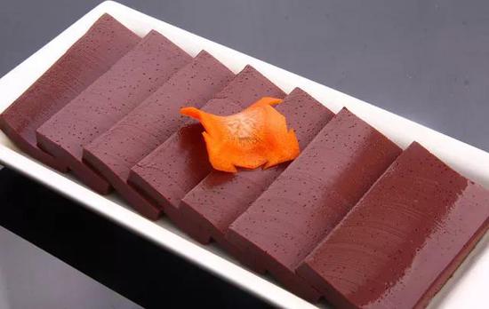 1。假羊血氣孔比較小，呈規則狀態，而真羊血氣孔比較大，呈不規則狀態。