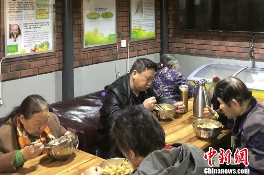 正在就餐的民众。高铖 摄