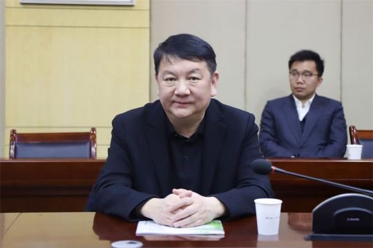 副校长、校友总会会长、丁祖诒教育基金会理事长王霖热情接待返校校友