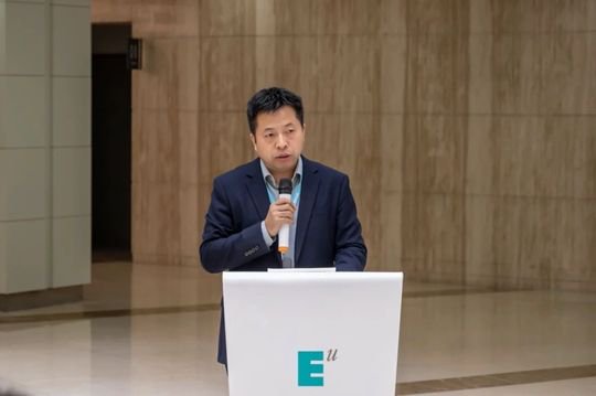 图文信息中心主任罗征在颁奖典礼上发表致辞