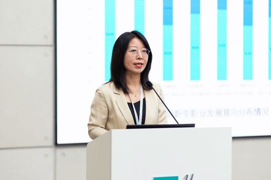 西安欧亚学院副校长张乐芳作工作报告