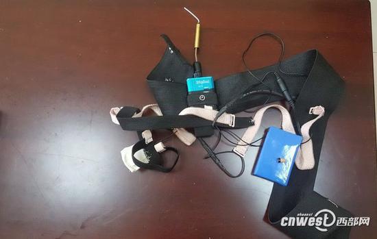 現場查獲的作弊儀器。