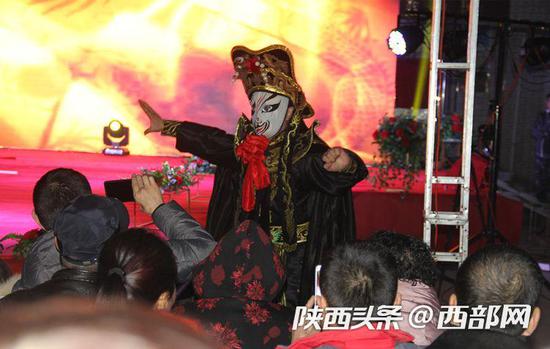 乡村年味:返乡青年集体筹划办起乡村春晚,村民登台当主角。