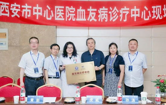 杨仁池教授、张心声教授、王书杰教授、赵琳副秘书长授牌合影