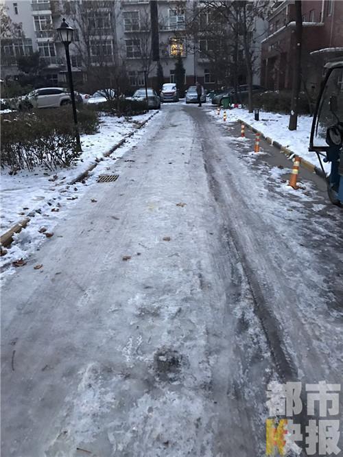 西安北郊这家小区道路上到处都是积雪。