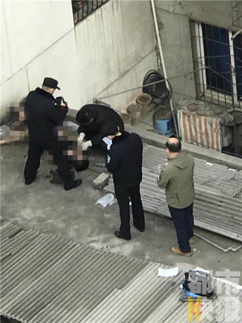 目前，對于此事，警方已經(jīng)展開調(diào)查。（《都市快報》全媒體記者胡鏡 路景喬）