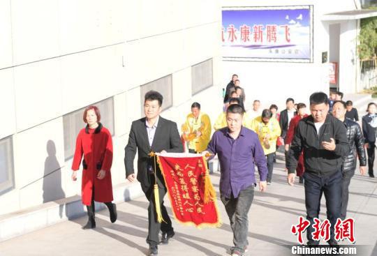 徐家人為民警送上錦旗　永康公安提供