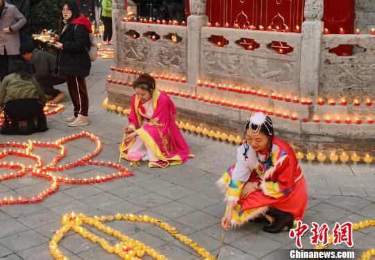 图为身穿特色服装点亮酥油灯的工作人员。 党田野 摄