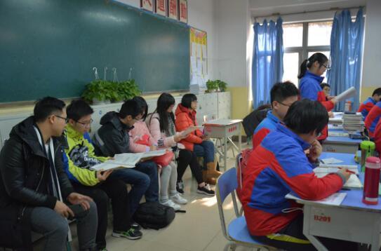 澳门“汉语英雄”深入课堂听课学习