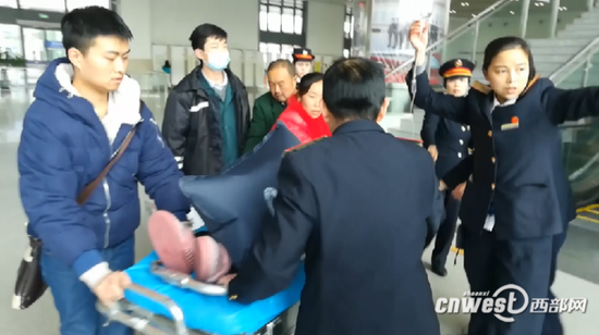 漢中一旅客乘坐高鐵前突發(fā)重病，女客運員被病人咬破手指。