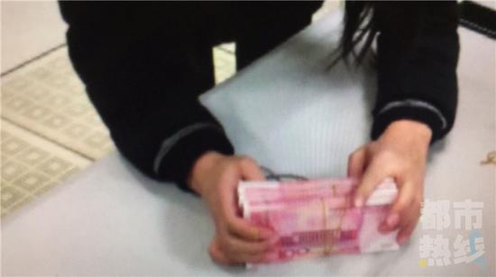 女子疏忽三萬元現(xiàn)金落地鐵，工作人員"完璧歸趙"。
