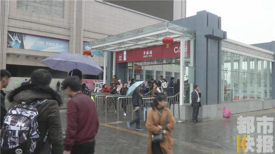 西安半坡地鐵站附近黑車坐地起價，平時10塊學校開學季翻倍。