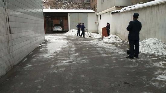 西安市工商行政管理局各单位全员参与除冰扫