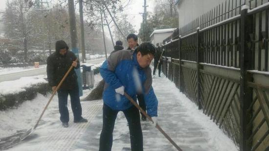 西安市工商行政管理局各单位全员参与除冰扫