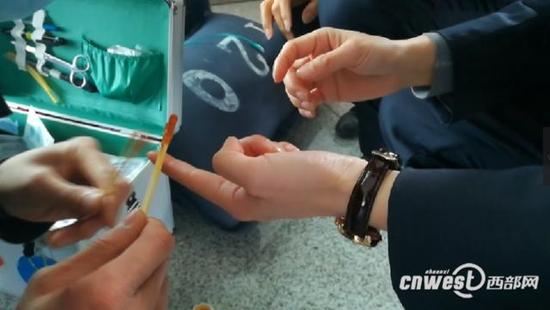 漢中一旅客乘坐高鐵前突發(fā)重病，女客運員被病人咬破手指。