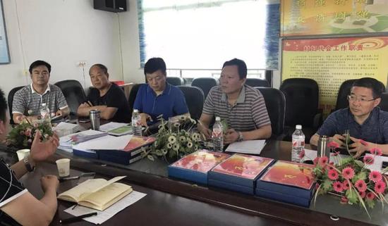 西安市统筹办主任倪广天在广济镇桑园村主持召开联户扶贫工作会议