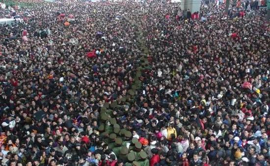 ▲2008年2月1日的广州火车站场景,当日广州火车站运送20万旅客返乡。