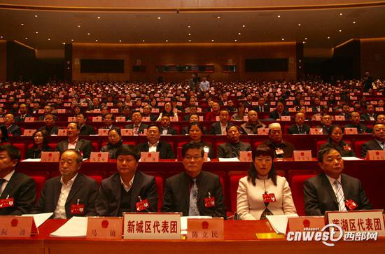 代表委員聆聽政府工作報(bào)告。