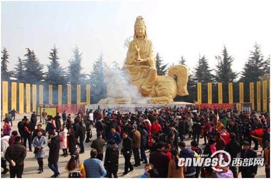 大年初一，众多游客法门寺祈福。