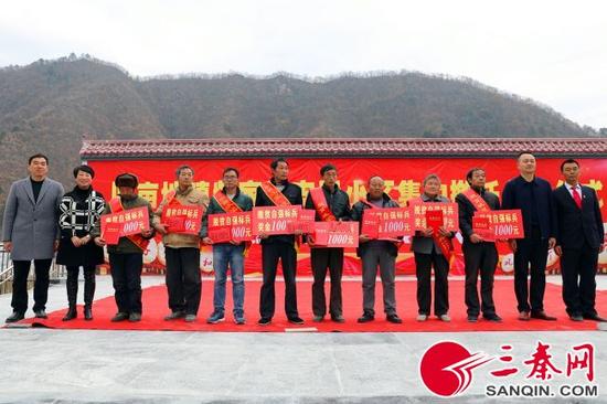 现场表彰自立自强贫困户标兵