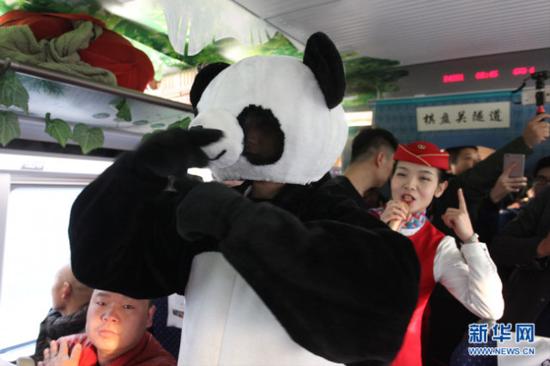 西安客运段编排了“熊猫减压操”，旅客在车载视频或乘务员指导下，做简单肢体和口部动作，以减小气压造成的不适。新华网 汪艳摄