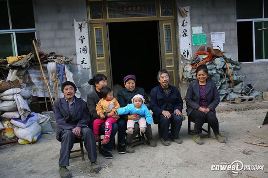 陜西最南一戶(hù)留守在家的人。今年74歲的劉正玖、陳顯春老夫妻有4個(gè)兒子，大兒子獨(dú)自一人在重慶，老二老三都在外地的礦上打工，小兒子腦子不是太靈光一直在他們身邊，老二老三媳婦要照看孩子也留在家里。