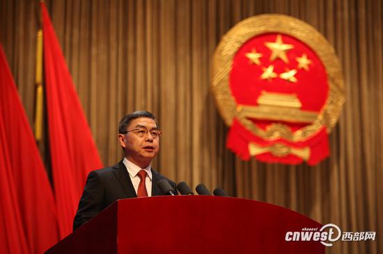 西安市市长上官吉庆代表西安市人民政府作政府工作报告。