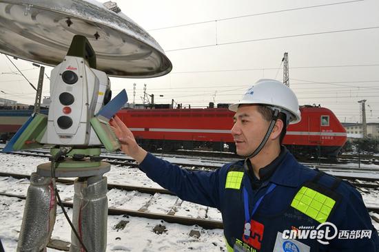 在地面上、轨道旁,项目部也设置了测量机器人站岗。