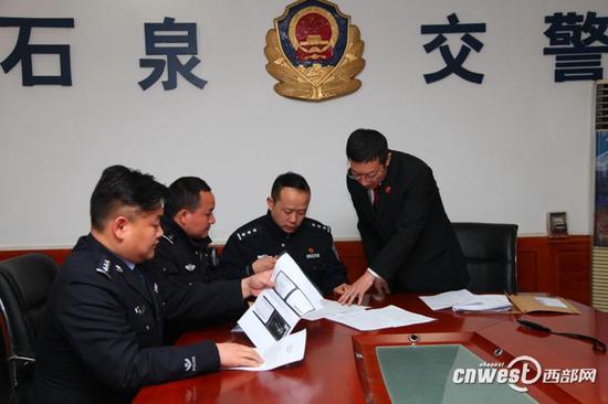 蓮湖法院會同石泉交警一起辦案。