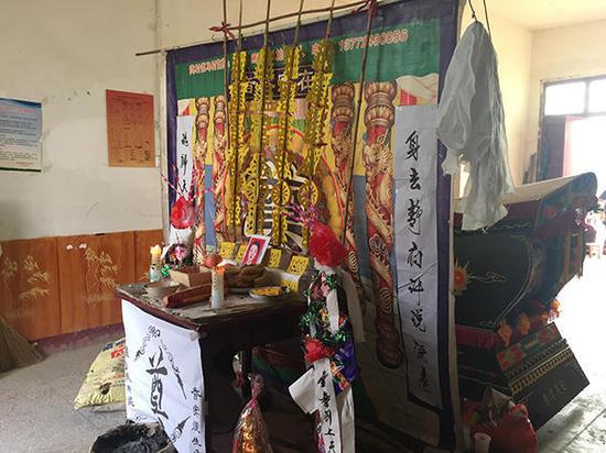 羅建剛的妻子在去世兩年多后，其遺體才回到家中。