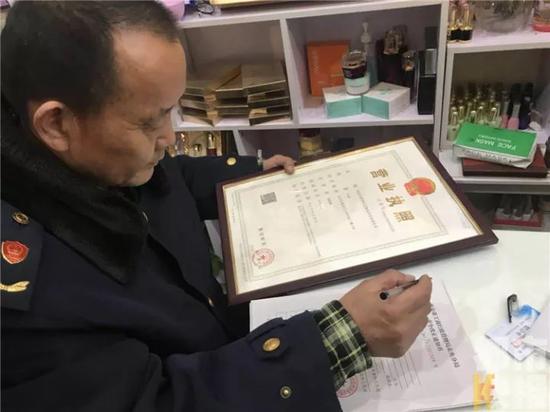 隨后，轄區(qū)未央湖工商所執(zhí)法人員來到現(xiàn)場。