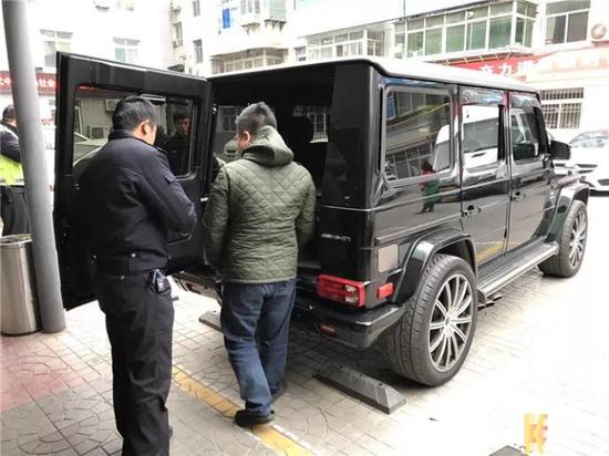難怪又是闖紅燈又是逆行，不過(guò)套牌就真的能躲過(guò)去嗎？