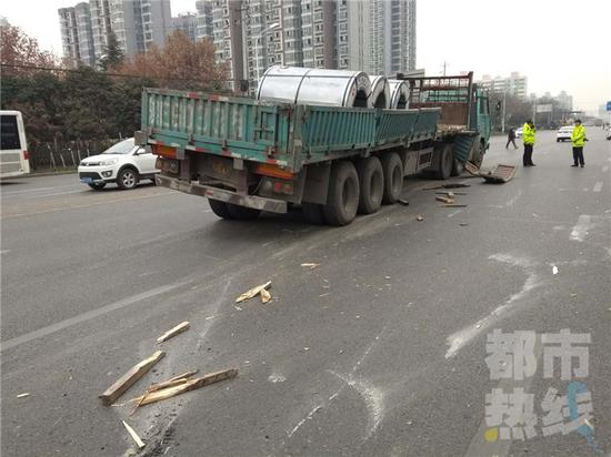 半掛車貨物突然掉落，砸傷路邊男子導致雙腿受傷。