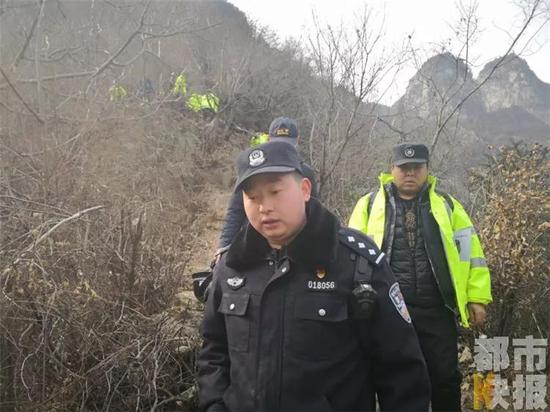 八点钟，杨庄派出所民警和秦岭救援队员集结秦岭太兴山。