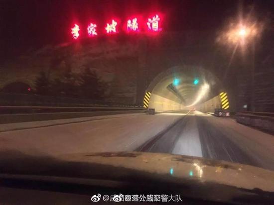 因路面結(jié)冰，銅旬高速石門收費站入口、土橋立交暫時封閉。
