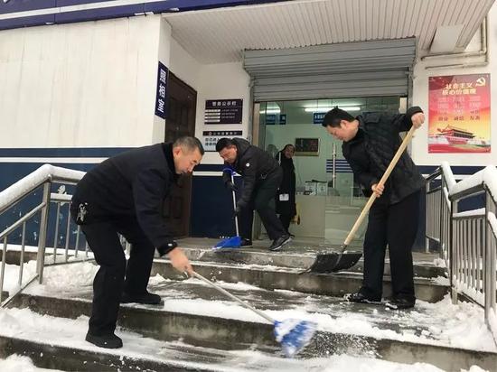 戶籍室門前厚厚的積雪給前來辦事的群眾帶來了不便和安全隱患。