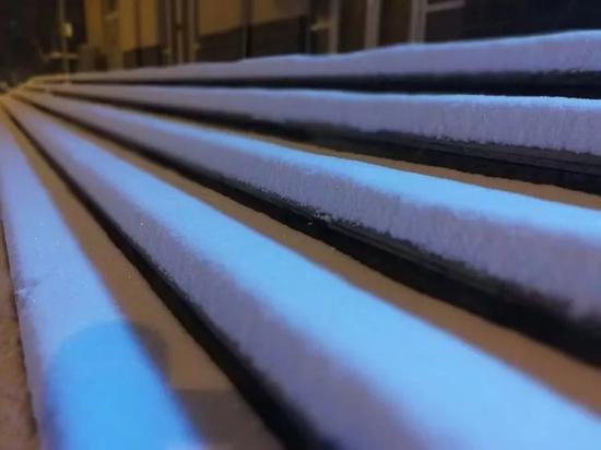 一夜雪后，戶籍室門前的臺階早就被積雪掩蓋。