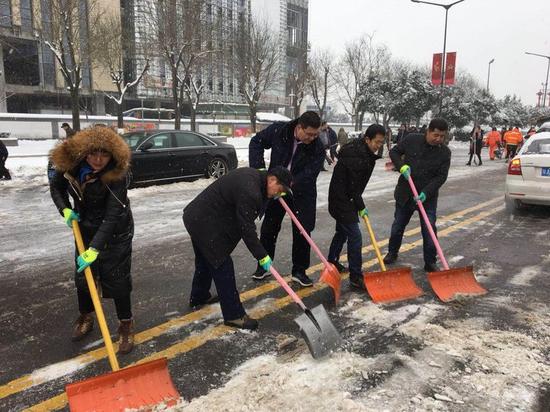 西安市工商行政管理局各单位全员参与除冰扫