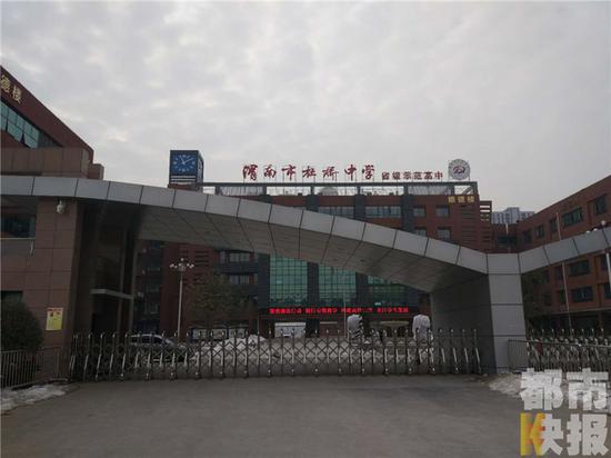 渭南一高中男生宿舍內(nèi)遭群毆，曾被持刀逼迫下跪。