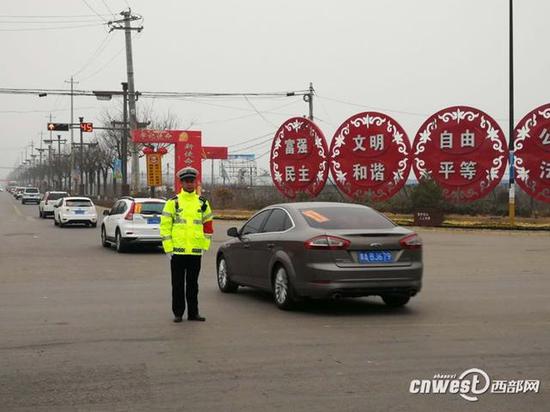 交警在袁家村南出口十字路口執(zhí)勤。