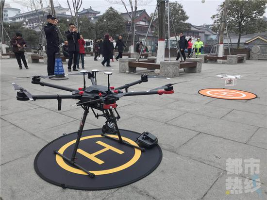 西安市公安局蓮湖分局使用警用無人機(jī)空中巡邏。