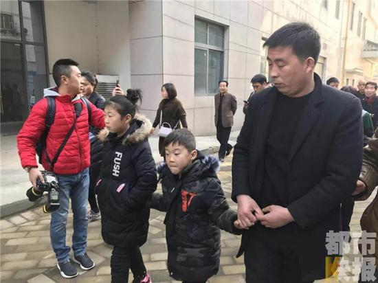 家人團聚的場面讓人感動不已，可當年，是什么讓張阿姨和兒子29年不能相見呢？