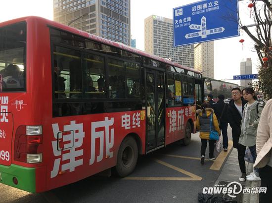 記者在三橋站等了30多分鐘后，725路駛進站臺。