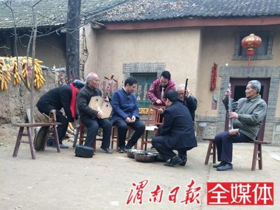 向老藝人取經(jīng)學習