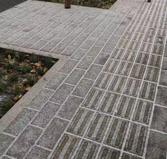 車上也有了薄薄的積雪