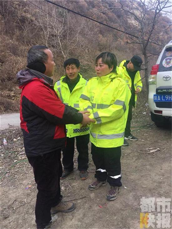 中午十一点半，看到王师傅被安全地送下山，黄忠文的妻子不禁热泪盈眶。